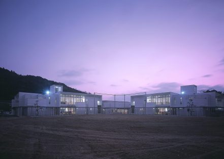 運動場から夜景外観